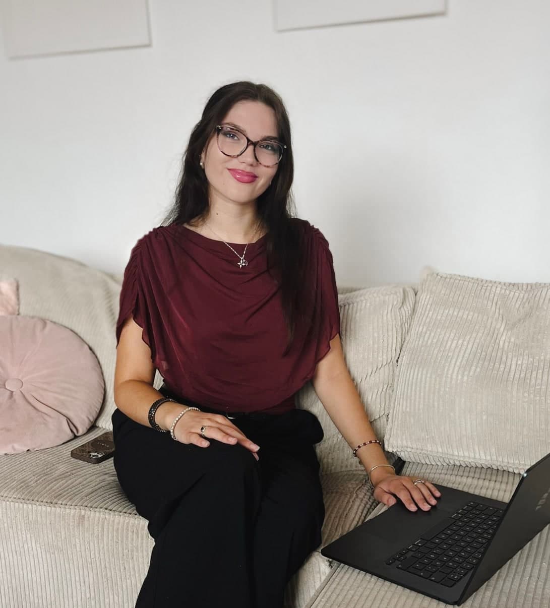 Anna Matkovic auf einem Sofa mit Laptop