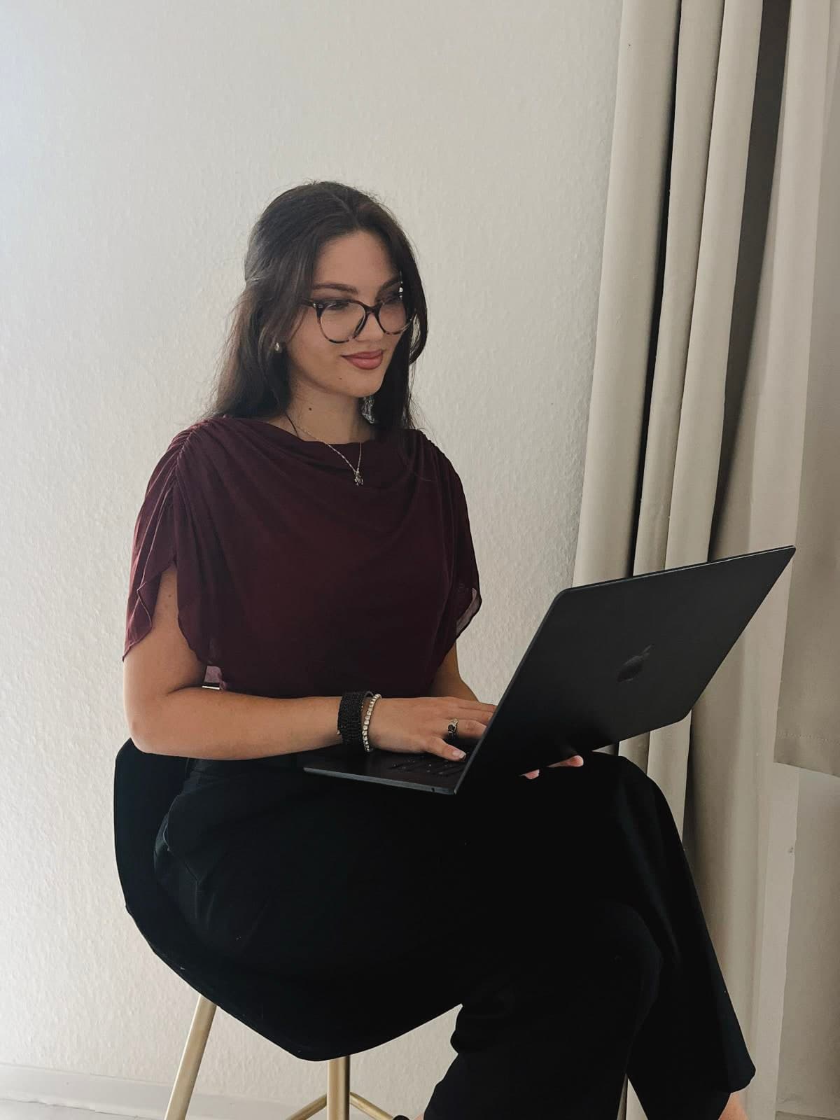 Anna Matkovic bei der Arbeit am Laptop